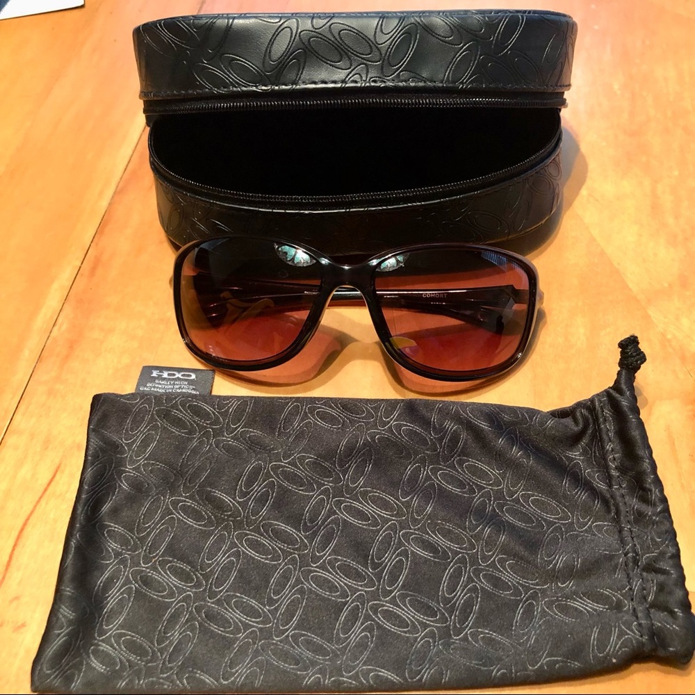 New Oakley Cohort woman’s sunglasses. Hard and soft case included.